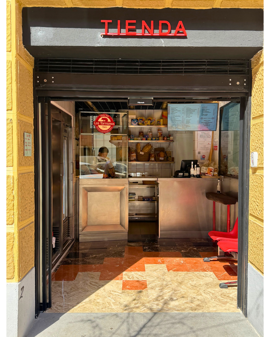 Interior de Los Torreznos Tienda con productos artesanos y panes